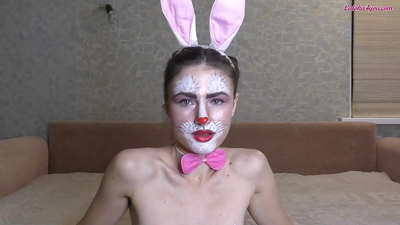 Sexy Bunny zuigt zachtjes aan BFF's grote lul