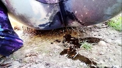 Pissen op straat! Kom kijken hoe LilKiwwiMonster haar slipje nat maakt en in de modder plast!