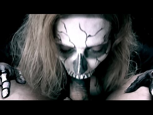 ❤️ Demon girl zuigt pik met haar zwarte mond en slikt sperma. ❤️❌ Just porno at us ❌❤