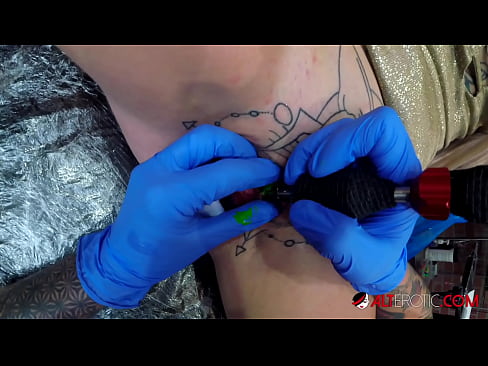 ❤️ Extreem getatoeëerde hottie Sully Savage kreeg een tatoeage op haar clitoris ❤️❌ Just porno at us ❌❤